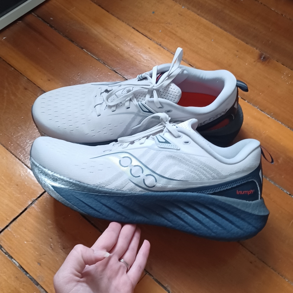 Saucony Triumph 22 Power Run running shoe white and blue